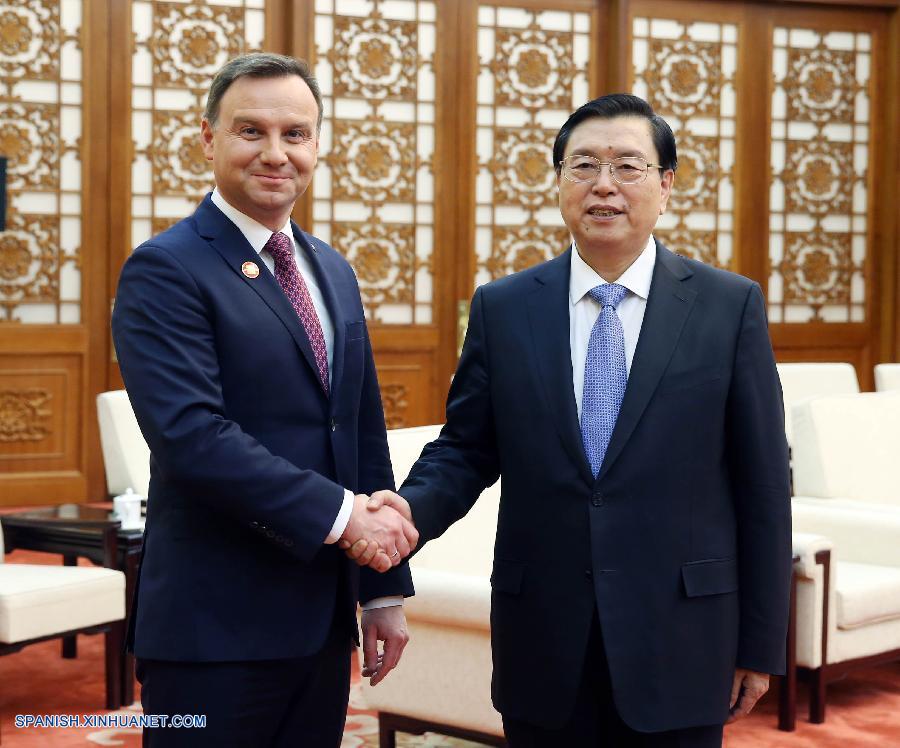 El máximo legislador chino, Zhang Dejiang, y el presidente polaco, Andrzej Duda, intercambiaron puntos de vista sobre los lazos parlamentarios bilaterales durante su reunión de hoy jueves en Beijing.