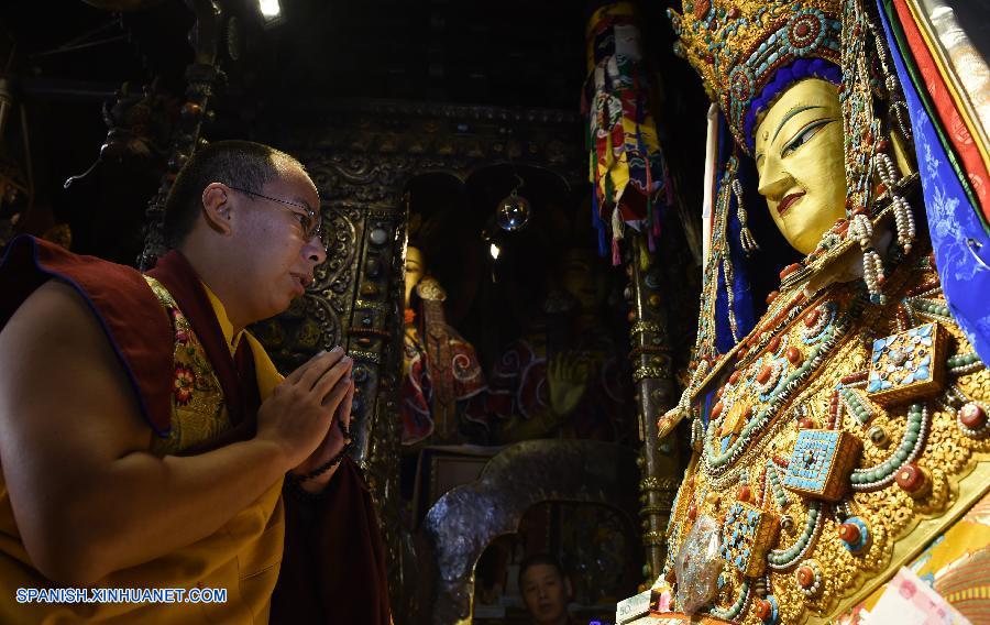 El XI Panchen Lama rezó hoy jueves frente a una estatua del Buda Sakyamuni en el templo de Jokhang y bendijo a los lamas del monasterio, el más venerado en Lhasa, capital de la región autónoma del Tíbet, en el suroeste de China.