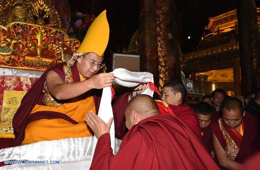 El XI Panchen Lama rezó hoy jueves frente a una estatua del Buda Sakyamuni en el templo de Jokhang y bendijo a los lamas del monasterio, el más venerado en Lhasa, capital de la región autónoma del Tíbet, en el suroeste de China.