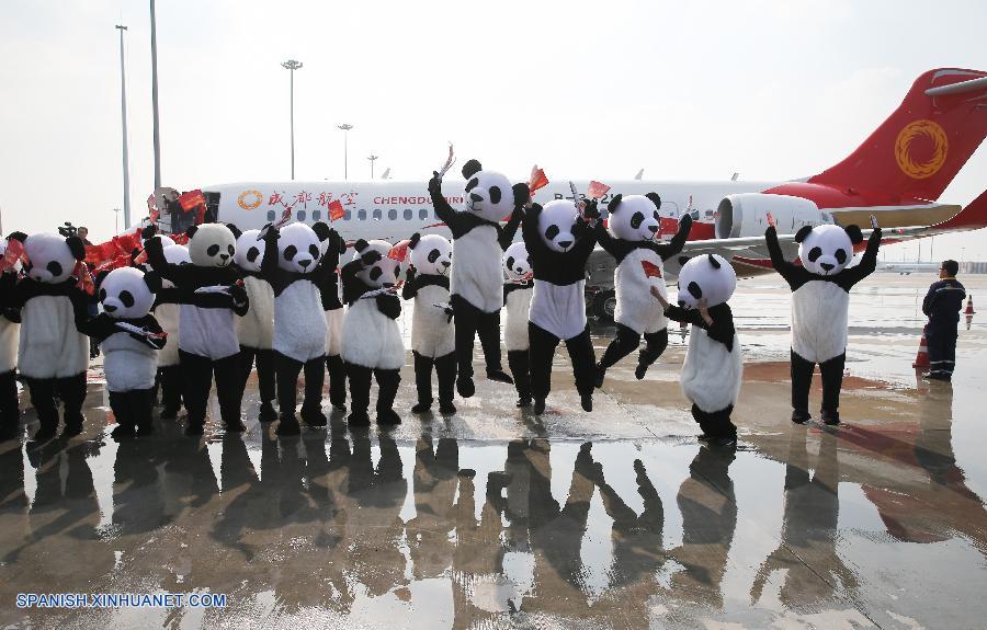 El primer avión regional comercial de China, el ARJ21, fue entregado hoy domingo.