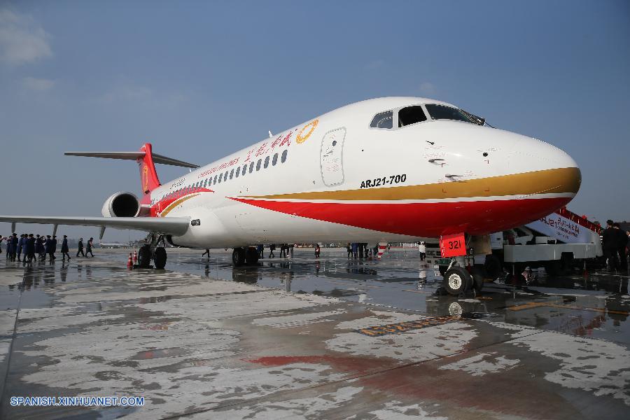 El primer avión regional comercial de China, el ARJ21, fue entregado hoy domingo.