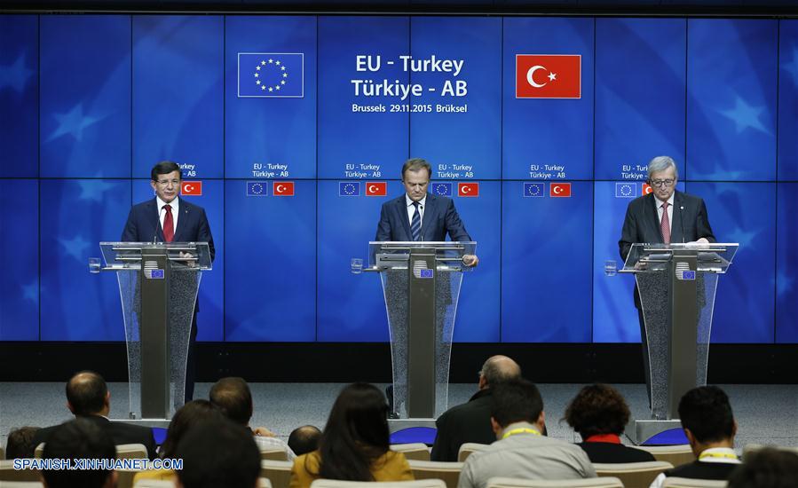 La Unión Europea (UE) llegó a un acuerdo con Turquía por el que ofreció 3.000 millones de euros (3.180 millones de dólares) en ayuda y una más prometedora posibilidad de ser parte del bloque a cambio de una masiva reducción de la llegada de migrantes indocumentados.