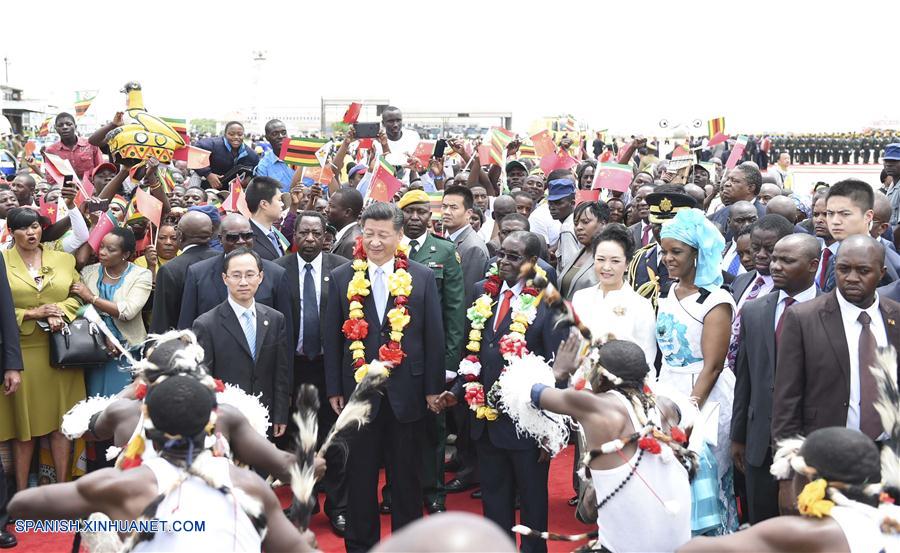El presidente de China, Xi Jinping, llegó a esta capital para una visita de Estado a Zimbabwe, destinada a seguir fomentando la amistad tradicional entre los dos países y esbozar el curso del desarrollo futuro de las relaciones bilaterales.