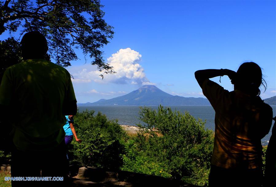 El volcán Momotombo ubicado al norte del Lago Xolotlán en el suroeste de Nicaragua, continuó con su actividad eruptiva en las últimas horas, observándose material incandescente sobre su cráter, informaron hoy los Coprumed.