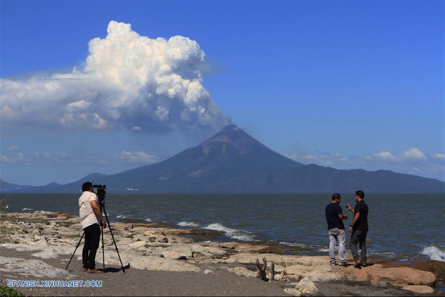 El volcán Momotombo ubicado al norte del Lago Xolotlán en el suroeste de Nicaragua, continuó con su actividad eruptiva en las últimas horas, observándose material incandescente sobre su cráter, informaron hoy los Coprumed.