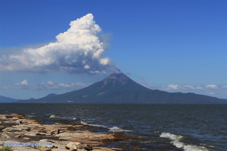 El volcán Momotombo ubicado al norte del Lago Xolotlán en el suroeste de Nicaragua, continuó con su actividad eruptiva en las últimas horas, observándose material incandescente sobre su cráter, informaron hoy los Coprumed.