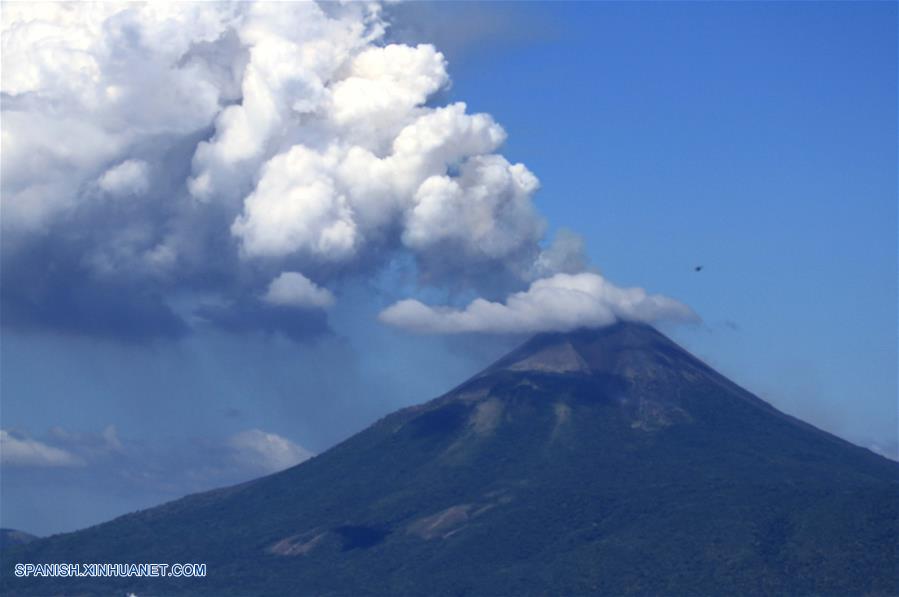 El volcán Momotombo ubicado al norte del Lago Xolotlán en el suroeste de Nicaragua, continuó con su actividad eruptiva en las últimas horas, observándose material incandescente sobre su cráter, informaron hoy los Coprumed.