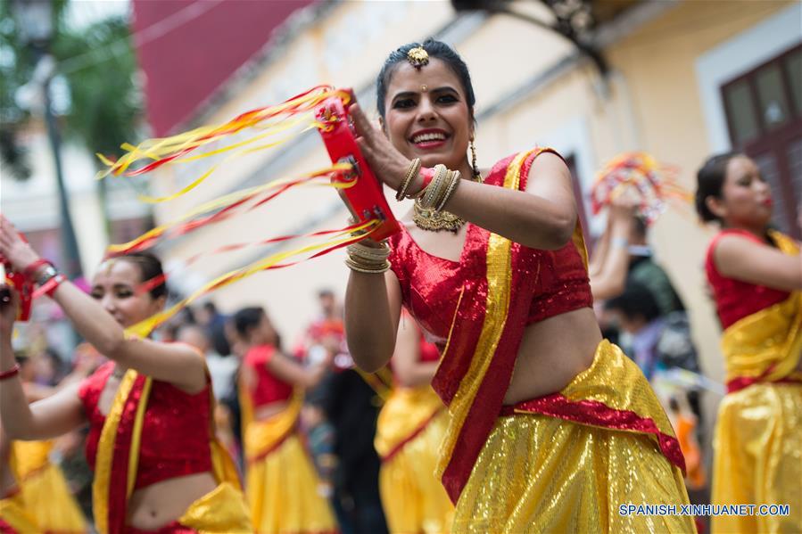 La Región Administrativa Especial (RAE) de Macao de China empezó hoy un desfile carnavalesco en celebración del decimosexto aniversario de su retorno a la patria y el décimo aniversario de la inclusión de sitios históricos en el Patrimonio de la Humanidad.