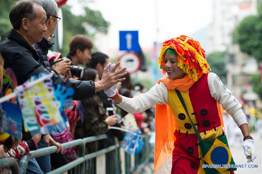 La Región Administrativa Especial (RAE) de Macao de China empezó hoy un desfile carnavalesco en celebración del decimosexto aniversario de su retorno a la patria y el décimo aniversario de la inclusión de sitios históricos en el Patrimonio de la Humanidad.