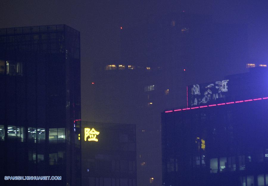 Beijing, la capital de China, ha elevado hoy lunes su nivel de alerta por la contaminación del aire al rojo, el máximo nivel.