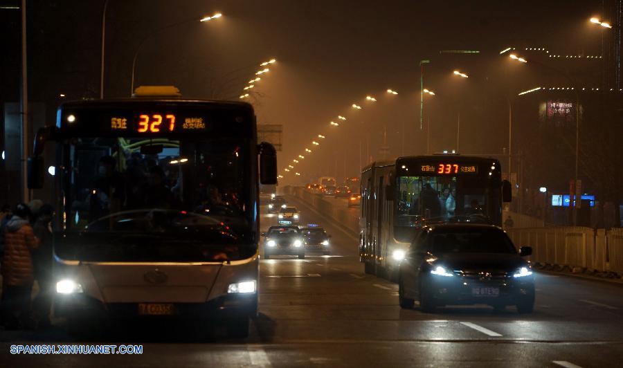 Beijing, la capital de China, ha elevado hoy lunes su nivel de alerta por la contaminación del aire al rojo, el máximo nivel.