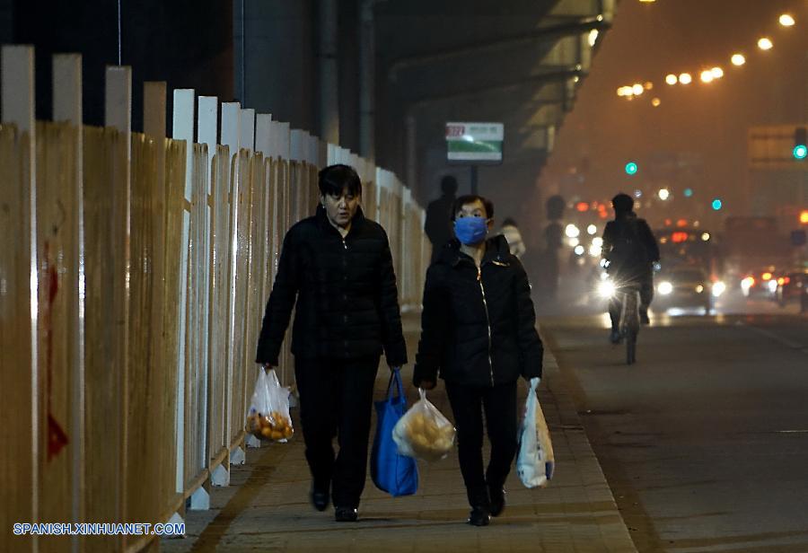 Beijing, la capital de China, ha elevado hoy lunes su nivel de alerta por la contaminación del aire al rojo, el máximo nivel.