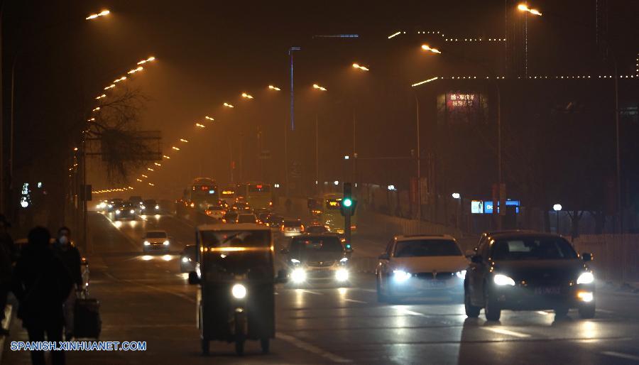 Beijing, la capital de China, ha elevado hoy lunes su nivel de alerta por la contaminación del aire al rojo, el máximo nivel.