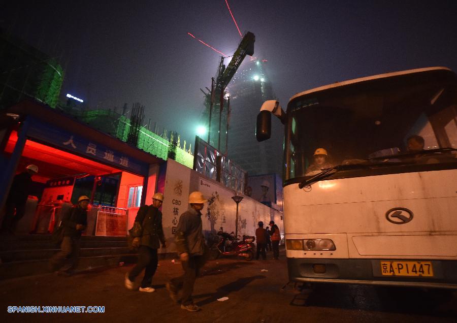 Beijing, la capital de China, ha elevado hoy lunes su nivel de alerta por la contaminación del aire al rojo, el máximo nivel.