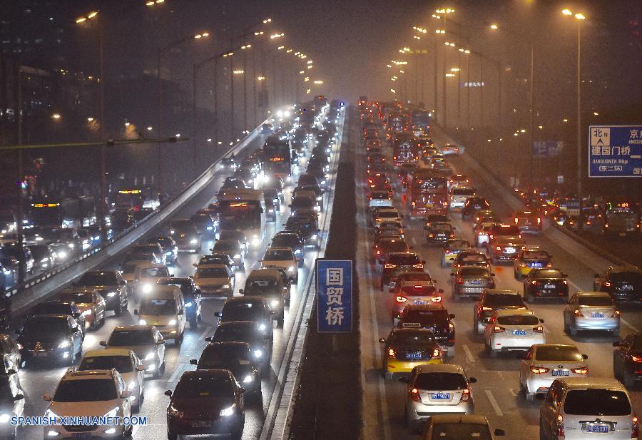 Beijing, la capital de China, ha elevado hoy lunes su nivel de alerta por la contaminación del aire al rojo, el máximo nivel.