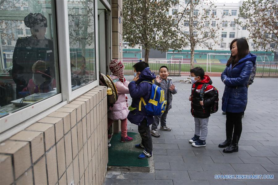 （社会）（1）北京首次启动空气重污染红色预警 中小学幼儿园停课