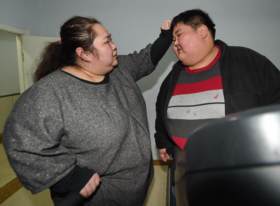 Una joven pareja china ha llamado la atención del país por estar tratando de adelgazar, puesto que ambos pesan en torno a 200 kilos (440 libras), para prepararse para tener a su primer hijo.