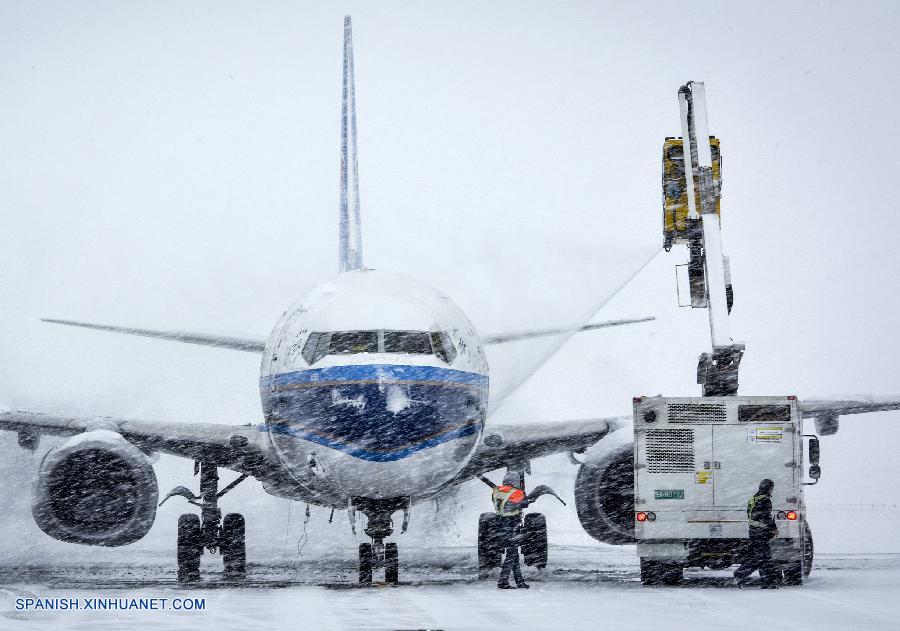 Fuerte nevada afecta a tráfico aéreo en aeropuerto de noroeste de China