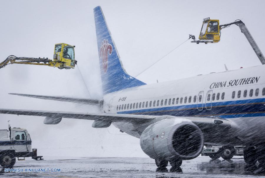 Una fuerte nevada ha provocado interrupciones en el tráfico aéreo en la región autónoma uygur de Xinjiang, en el noroeste de China, según informaron las autoridades de tráfico locales hoy viernes.