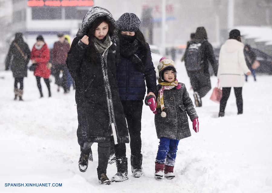 Una fuerte nevada ha provocado interrupciones en el tráfico aéreo en la región autónoma uygur de Xinjiang, en el noroeste de China, según informaron las autoridades de tráfico locales hoy viernes.