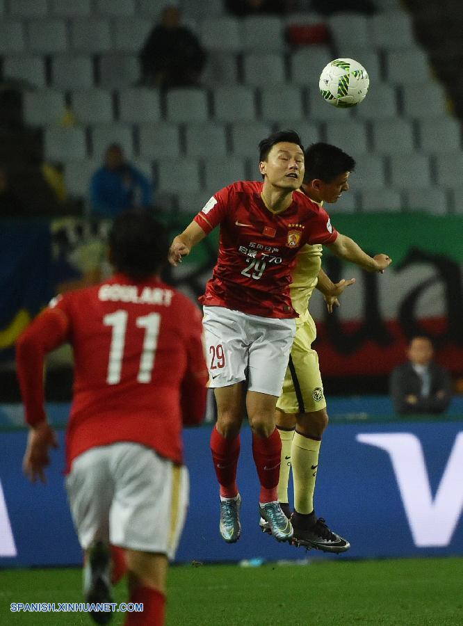 El club chino Guangzhou Evergrande dio hoy la sorpresa al eliminar 2-1 al mexicano América en los cuartos de final de la Copa Mundial de Clubes de la FIFA Japón 2015.