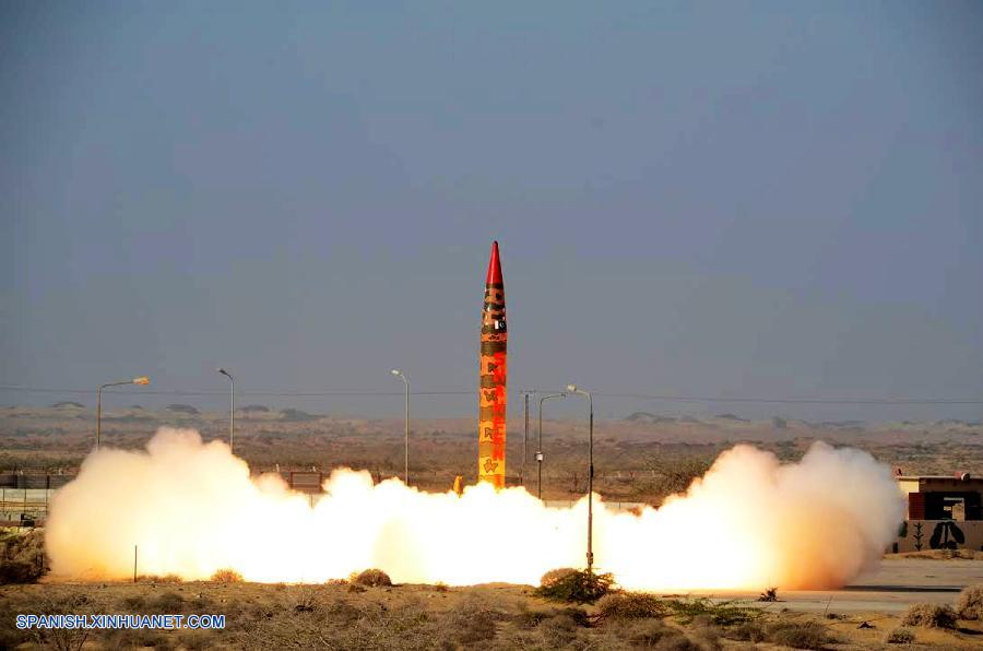 Pakist&aacute;n realiz&oacute; con &eacute;xito hoy martes un lanzamiento de prueba de un misil bal&iacute;stico con capacidad de portar diferentes tipos de cabezas nucleares y con un alcance de hasta 900 kil&oacute;metros, inform&oacute; la fuente militar.
