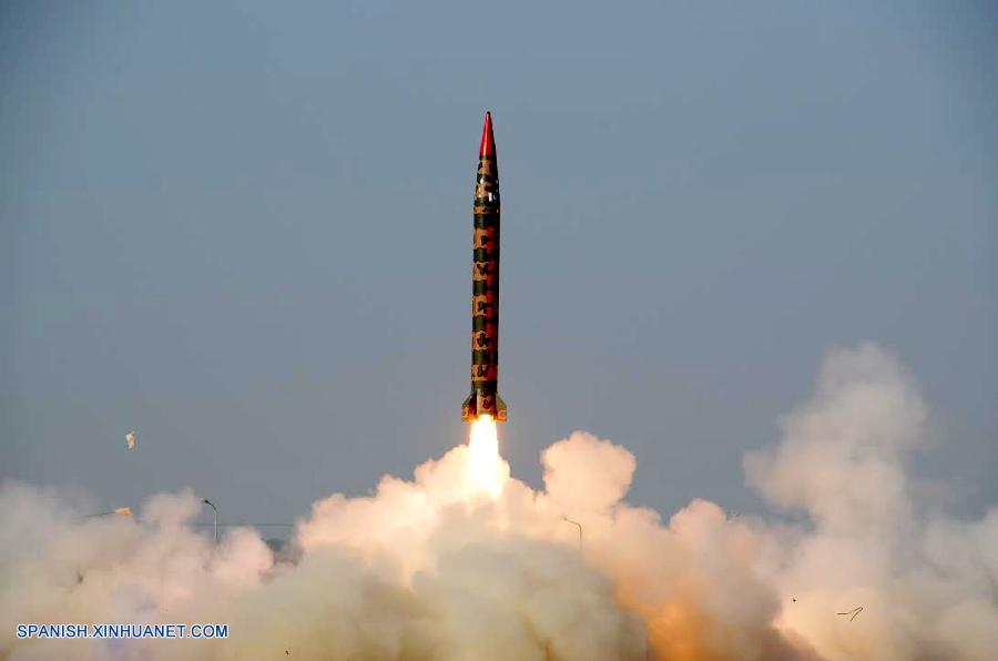 Pakist&aacute;n realiz&oacute; con &eacute;xito hoy martes un lanzamiento de prueba de un misil bal&iacute;stico con capacidad de portar diferentes tipos de cabezas nucleares y con un alcance de hasta 900 kil&oacute;metros, inform&oacute; la fuente militar.