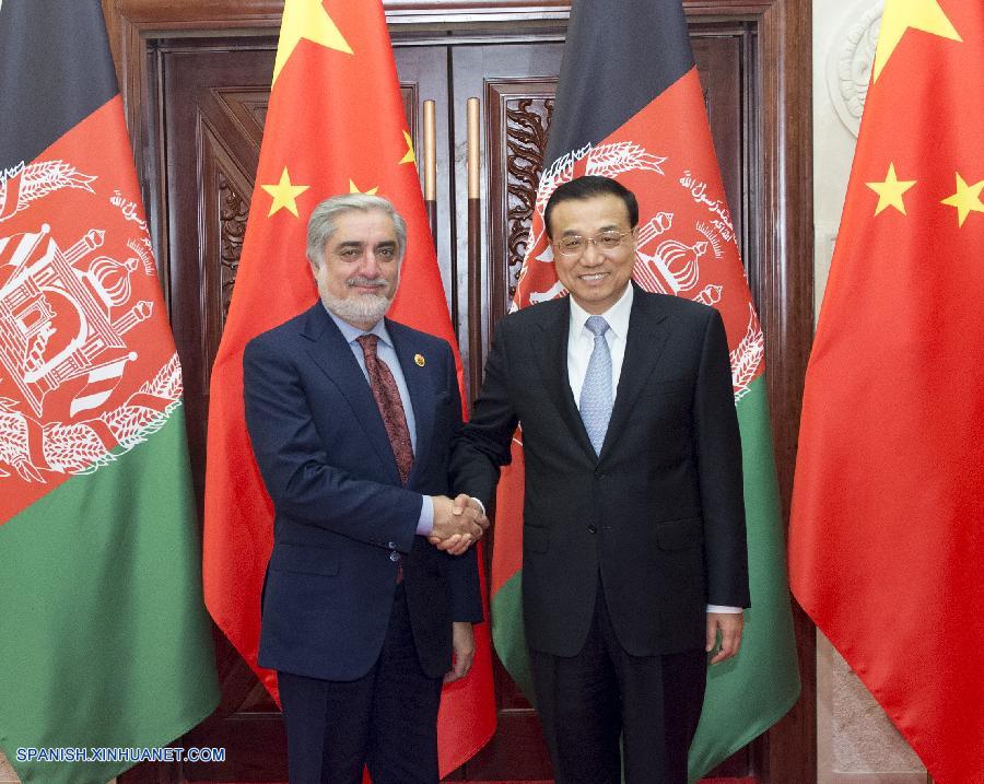 El primer ministro chino, Li Keqiang, mantuvo hoy martes un encuentro con el jefe ejecutivo del gobierno afgano, Abdullah Abdullah, en Zhengzhou, en el que pidió una mayor cooperación económica y de seguridad entre los dos países.