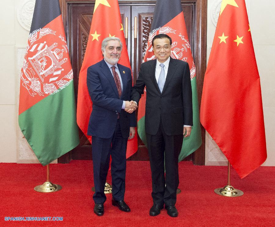 El primer ministro chino, Li Keqiang, mantuvo hoy martes un encuentro con el jefe ejecutivo del gobierno afgano, Abdullah Abdullah, en Zhengzhou, en el que pidió una mayor cooperación económica y de seguridad entre los dos países.