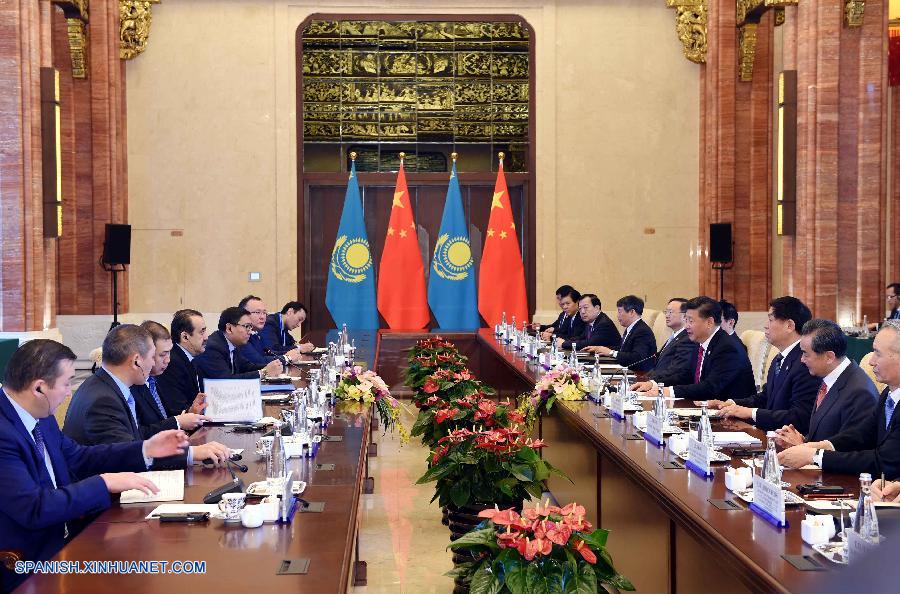 El presidente de China, Xi Jinping, se reunió hoy miércoles con el primer ministro kazajo, Karim Massimov, en la provincia oriental china de Zhejiang, en un encuentro en el que pidió una cooperación económica más estrecha entre los dos países.