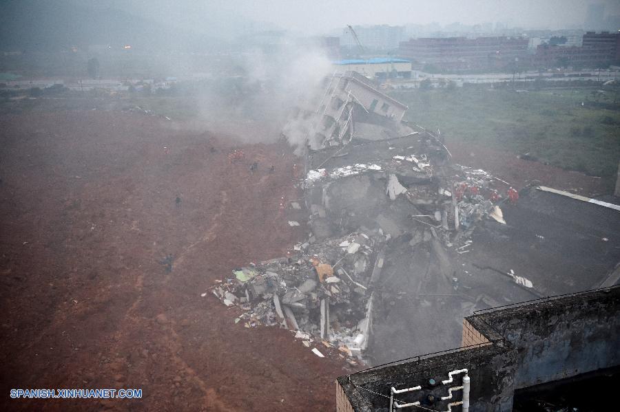 Al menos 41 personas están desaparecidas tras el corrimiento de tierras que alcanzó un parque industrial y causó que se derrumbasen una docena de edificios hoy domingo en la ciudad de Shenzhen, en la provincia meridional china de Guangdong, informaron los rescatistas.
