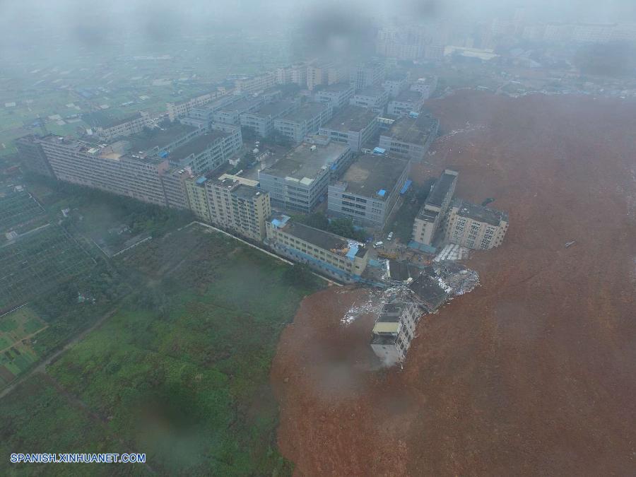 Al menos 41 personas están desaparecidas tras el corrimiento de tierras que alcanzó un parque industrial y causó que se derrumbasen una docena de edificios hoy domingo en la ciudad de Shenzhen, en la provincia meridional china de Guangdong, informaron los rescatistas.