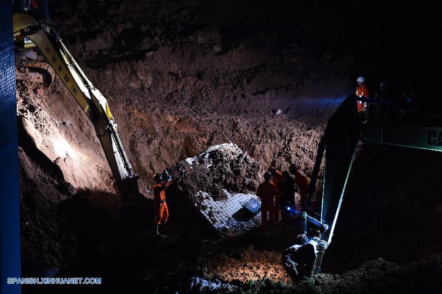 Cuatro personas han sido rescatadas de entre los escombros y 22 permanecen desaparecidas tras el corrimiento de tierras que alcanzó un parque industrial y causó que se derrumbasen 22 edificios hoy domingo en la ciudad de Shenzhen, en la provincia meridional china de Guangdong, informaron los rescatistas.