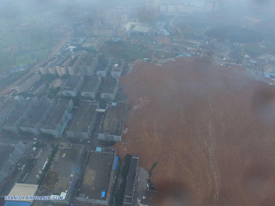 Tres personas resultaron heridas y 27 permanecen desaparecidas tras el corrimiento de tierras que provocó que se derrumbasen 22 edificios en un parque industrial hoy domingo en la ciudad de Shenzhen, en la provincia meridional china de Guangdong, según las últimas cifras oficiales.