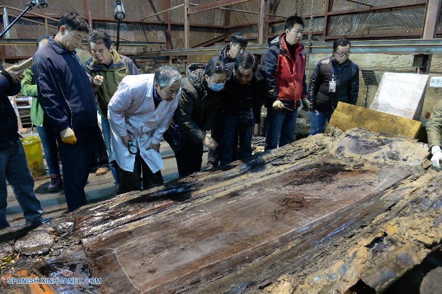 Un grupo de arqueólogos chinos abrieron hoy domingo la tapa del ataúd externo de una tumba de 2.000 años de antigüedad, que creen que pertenece a un marqués de la dinastía Han Occidental (206 a.C.-24 d.C.).