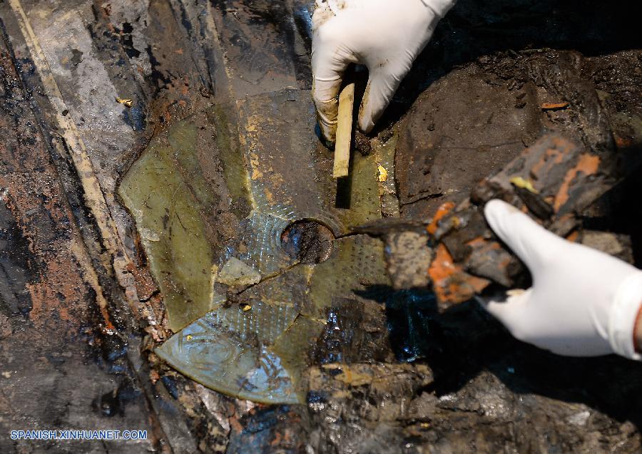 Un grupo de arqueólogos chinos abrieron hoy domingo la tapa del ataúd externo de una tumba de 2.000 años de antigüedad, que creen que pertenece a un marqués de la dinastía Han Occidental (206 a.C.-24 d.C.).