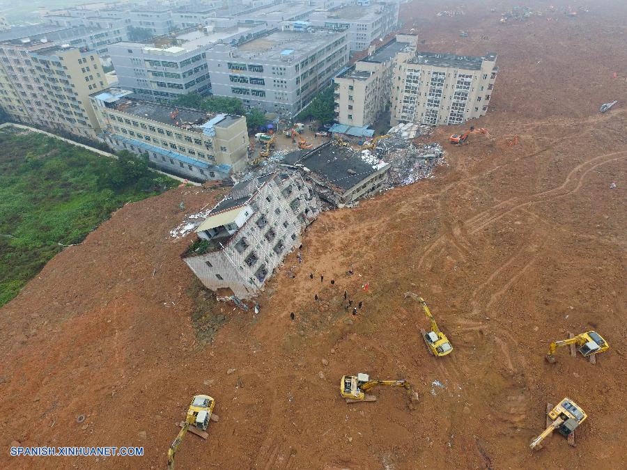 Un total de 78 excavadoras y 1.200 efectivos de fuerzas de rescate se han unido a la operación de búsqueda de los 91 desaparecidos tras el deslizamiento de tierras ocurrido el domingo en la ciudad sureña china de Shenzhen.