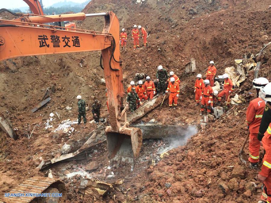 El número de personas desaparecidas en un desprendimiento de tierras masivo ocurrido en la ciudad meridional china de Shenzhen ha sido revisado a 85, frente a los 91 anteriores, informaron la noche de hoy lunes las autoridades gubernamentales.
