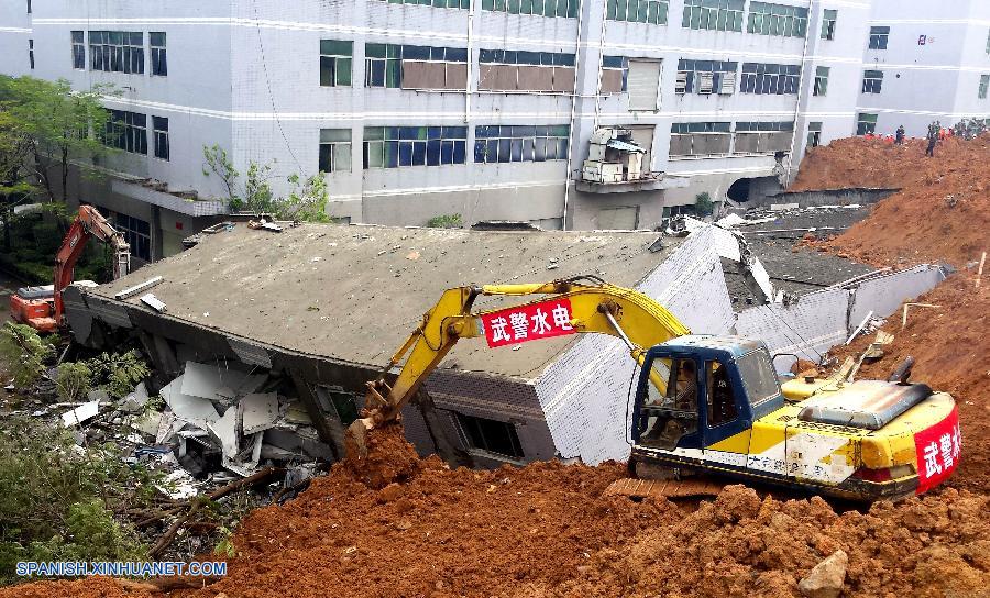 El número de personas desaparecidas en un desprendimiento de tierras masivo ocurrido en la ciudad meridional china de Shenzhen ha sido revisado a 85, frente a los 91 anteriores, informaron la noche de hoy lunes las autoridades gubernamentales.