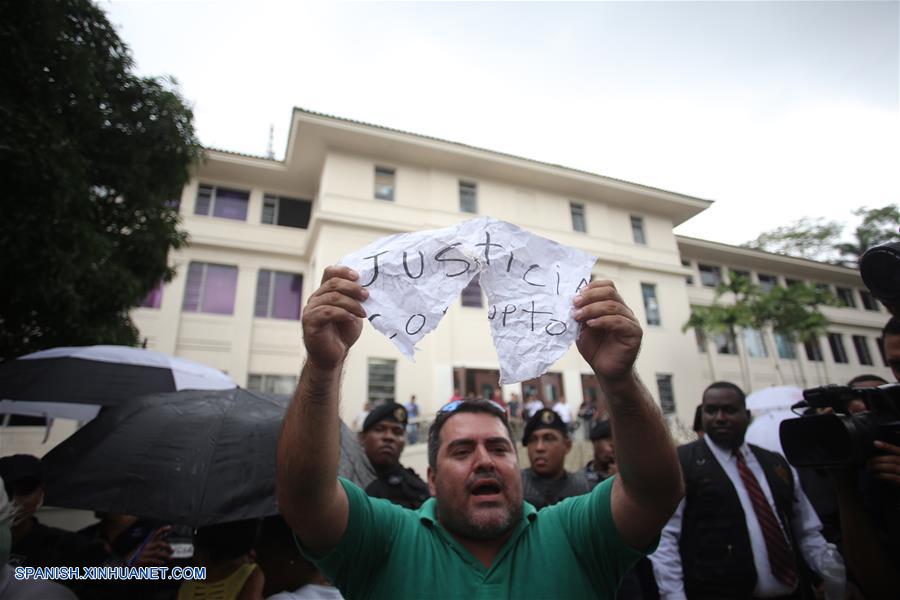El pleno de la Corte Suprema de Justicia de Panamá autorizó esta noche, y tras cerca de cinco horas de discusión, la detención provisional del ex presidente panameño Ricardo Martinelli (2009-2014), y quien se encuentra en el exterior, en audiencia 10 días después que un juez de garantías considerara al ex gobernante 'en rebeldía'.