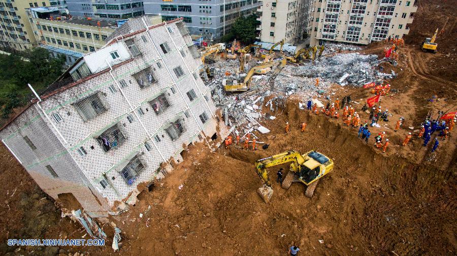 El número de personas desaparecidas en el masivo corrimiento de tierras ocurrido en la ciudad meridional china de Shenzhen ha bajado a 76, dijeron autoridades hoy martes por la tarde.