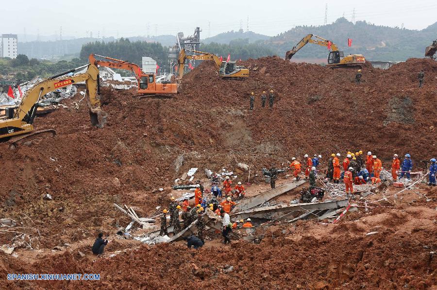 El número de personas desaparecidas en el masivo corrimiento de tierras ocurrido en la ciudad meridional china de Shenzhen ha bajado a 76, dijeron autoridades hoy martes por la tarde.