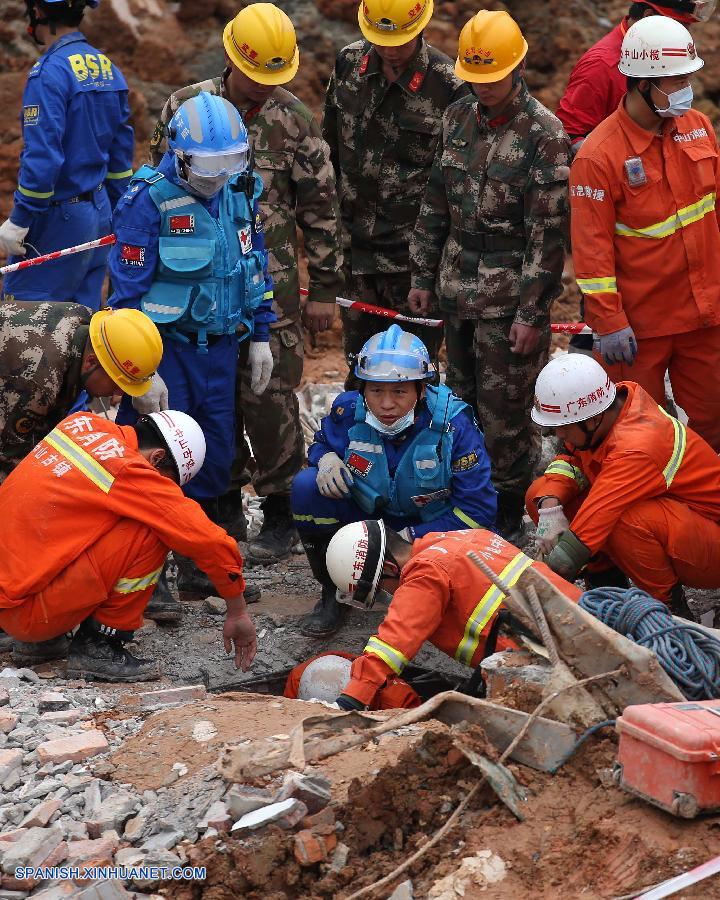 El número de personas desaparecidas en el masivo corrimiento de tierras ocurrido en la ciudad meridional china de Shenzhen ha bajado a 76, dijeron autoridades hoy martes por la tarde.