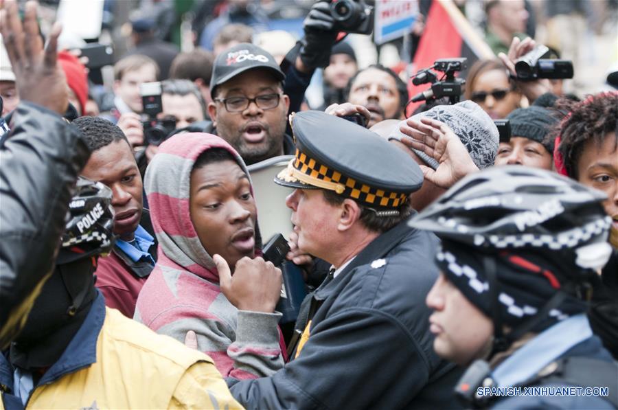 （国际）（3）芝加哥爆发“黑色圣诞节”游行　抗议黑人青年被枪杀