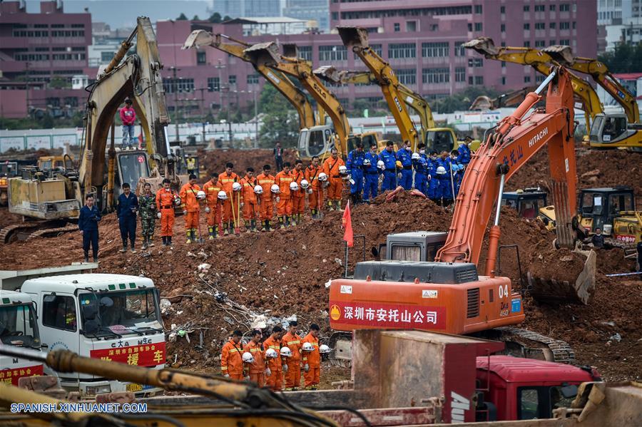 Los rescatistas y funcionarios celebraron una ceremonia de luto por los fallecidos en un corrimiento de tierras del domingo que azotó un parque industrial en la ciudad de Shenzhen, un centro económico en el sur de China.