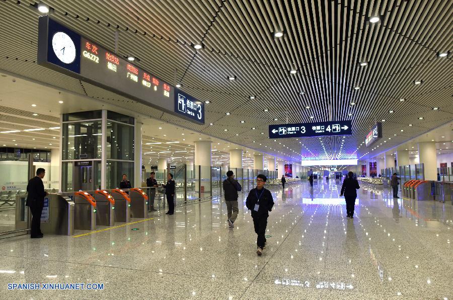 La mayor estación de ferrocarril subterránea de Asia se inauguró hoy miércoles en la ciudad meridional china de Shenzhen, lanzando el servicio de ferrocarril de alta velocidad entre Guangzhou y Hong Kong.