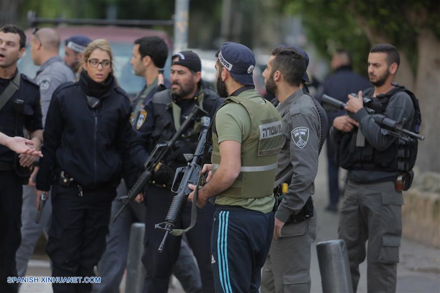 Dos personas murieron y varias más resultaron heridas en un ataque a tiros en el centro de Tel Aviv, dijo la policía israelí.