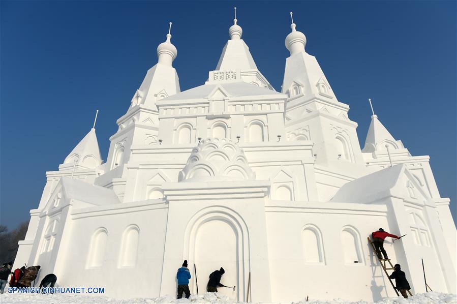 Un castillo de 51 metros de alto, que busca establecer el récord como la escultura de nieve más alta y grande del mundo, fue abierto a los visitantes en la provincia de Heilongjiang, en el noreste de China.