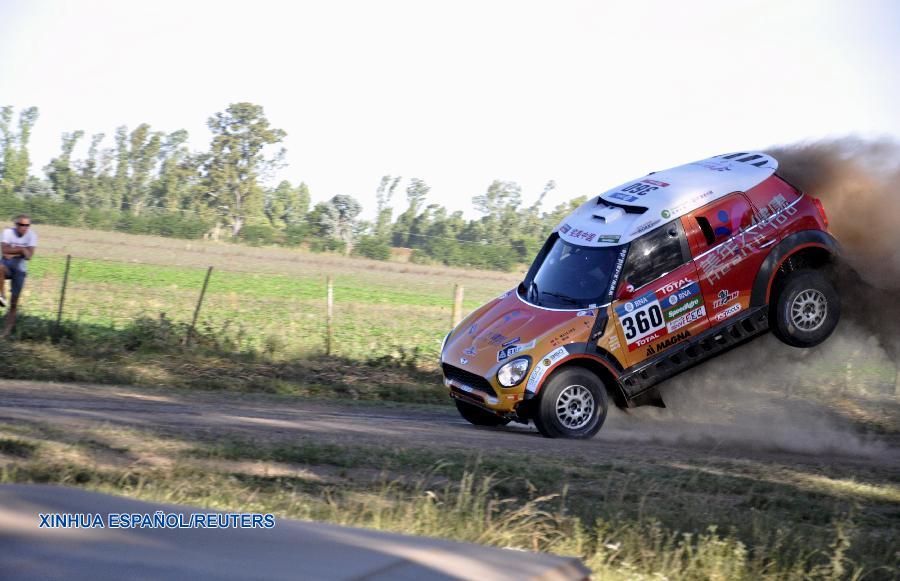 Trece espectadores resultaron heridos este sábado, entre ellos cinco menores de edad, al ser atropellados por el Mini Cooper conducido por la piloto china Guo Meiling en cercanías de la ciudad argentina de Arrecifes, en el inicio del Rally Dakar 2016.
