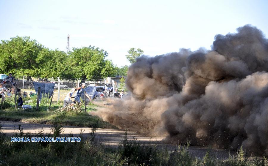 Trece espectadores resultaron heridos este sábado, entre ellos cinco menores de edad, al ser atropellados por el Mini Cooper conducido por la piloto china Guo Meiling en cercanías de la ciudad argentina de Arrecifes, en el inicio del Rally Dakar 2016.